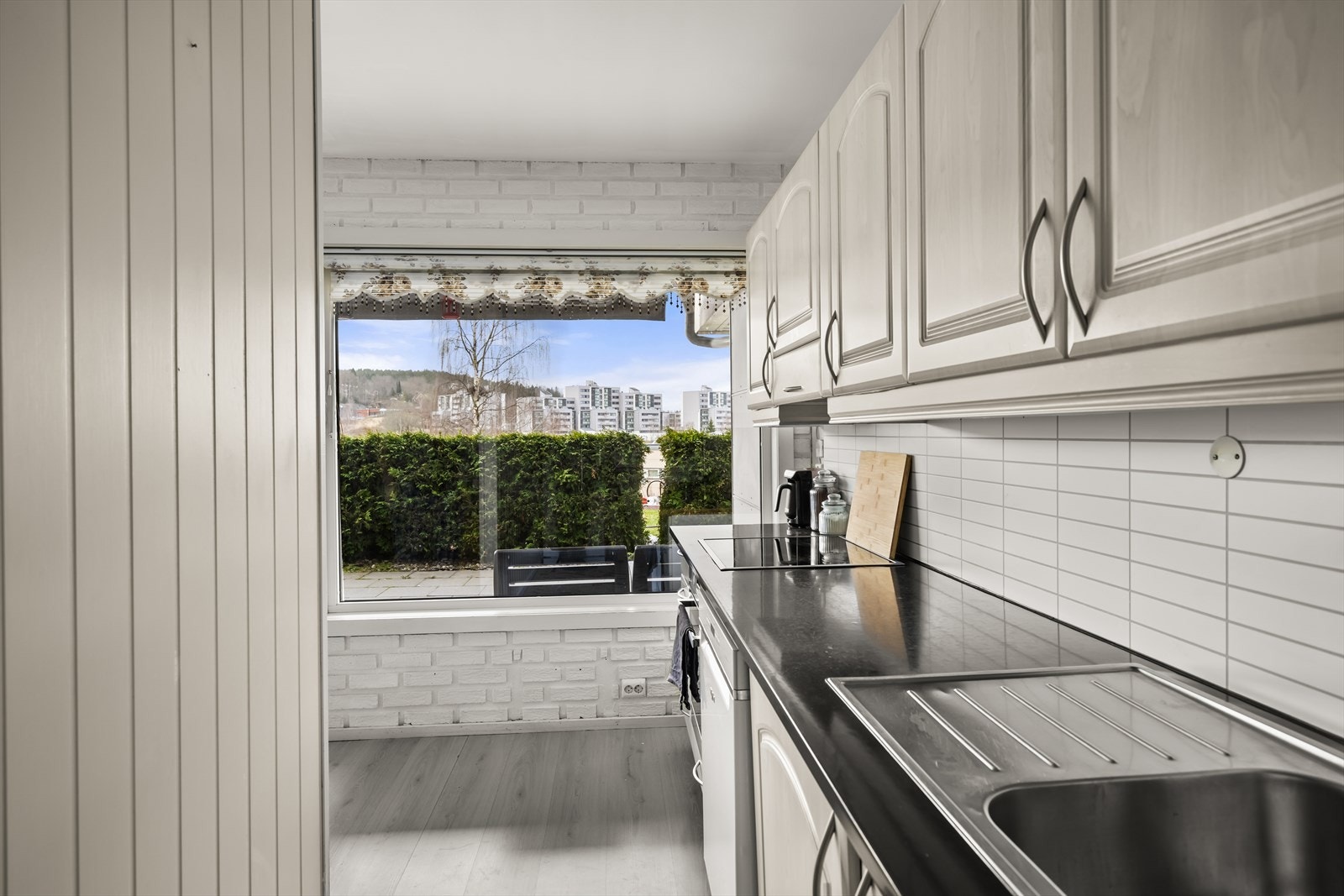 Det er opplegg for oppvaskmaskin. Fronter og benkeplate er fra Herjedalkjøkken og ble skiftet i 2011. Galleribilde