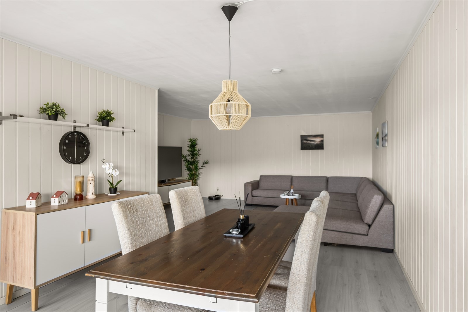 Stor og lys stue med gode møbleringsmuligheter. Galleribilde