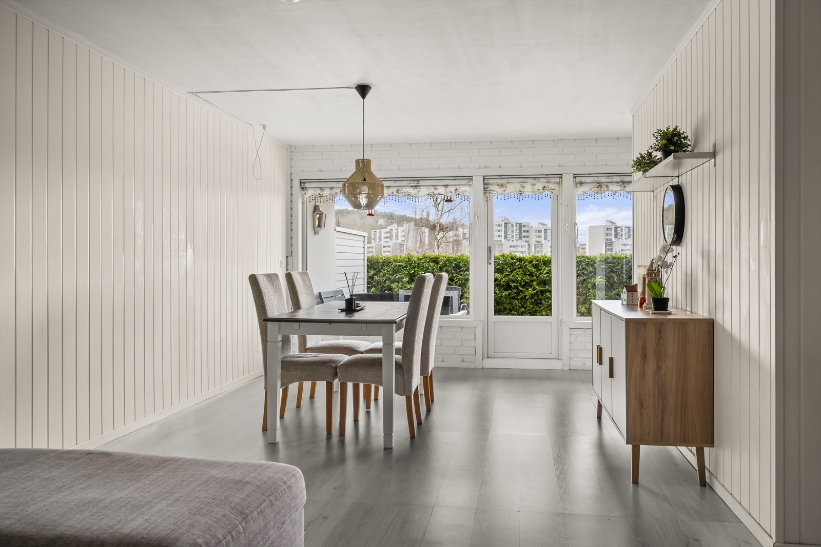 Det er god og naturlig plass til et stort spisebord samt andre møbler. Galleribilde