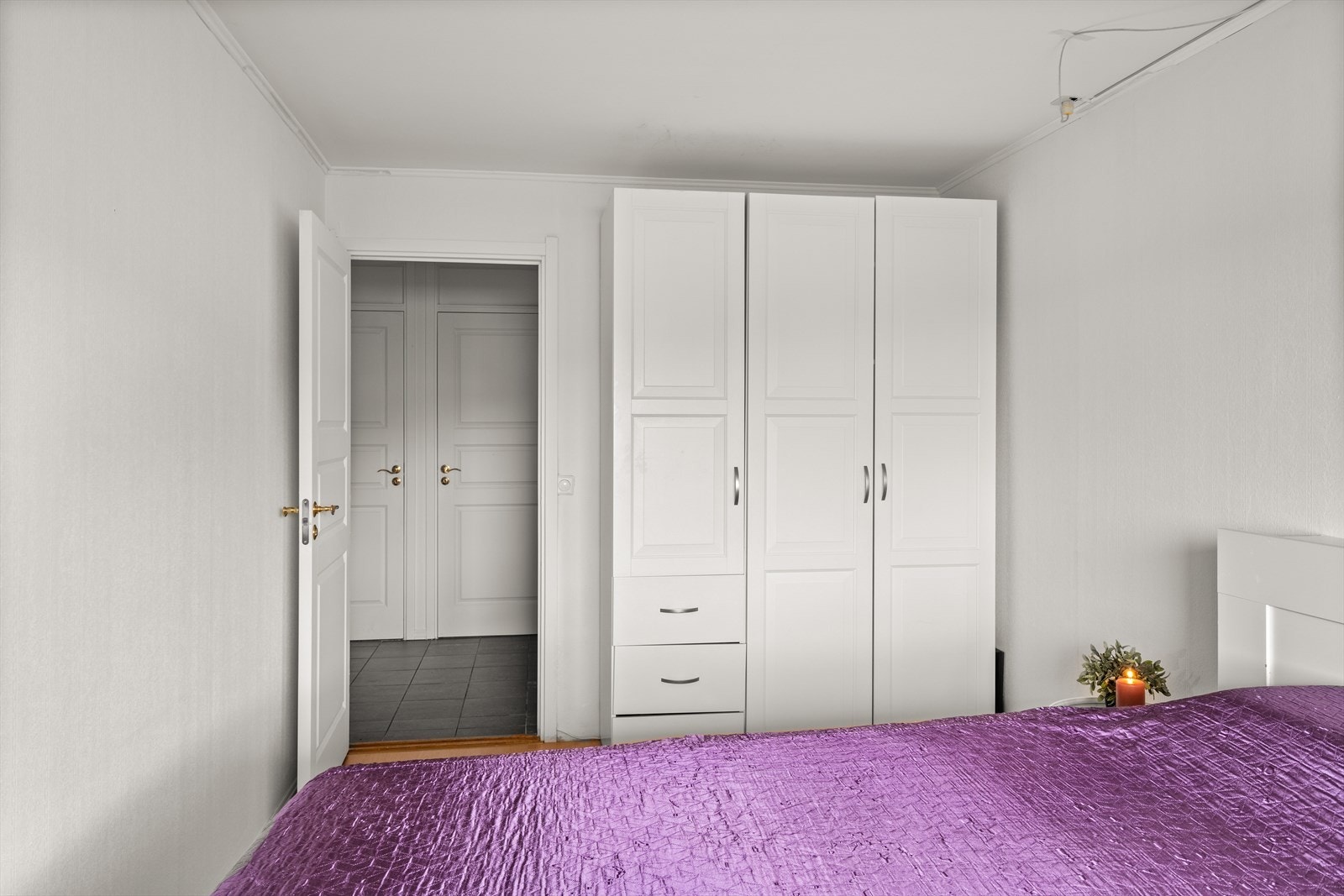 Det er god plass til oppbevaring av klær i garderobeskapet. Galleribilde