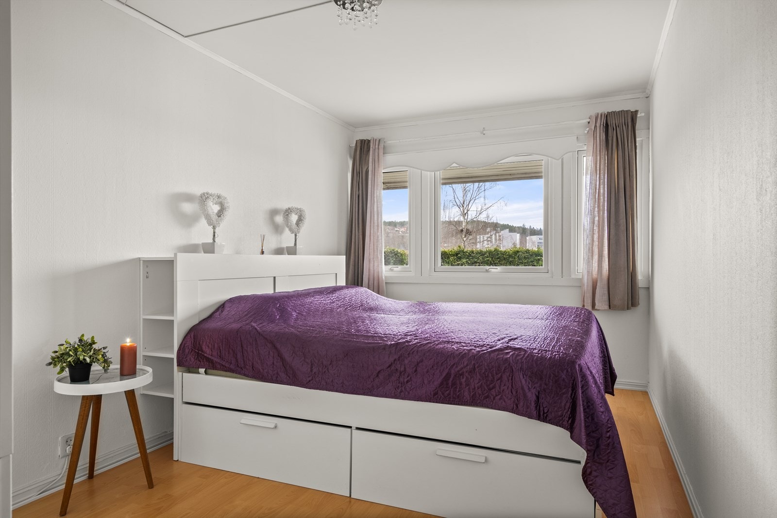 Hovedsoverommet er av god størrelse og det er plass til dobbeltseng samt nattbord på begge sider. Galleribilde