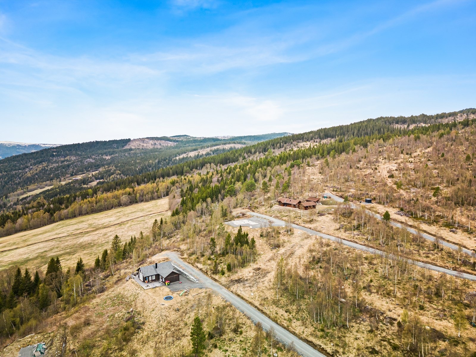 Tomten befinner seg i et nyere hyttefelt Galleribilde