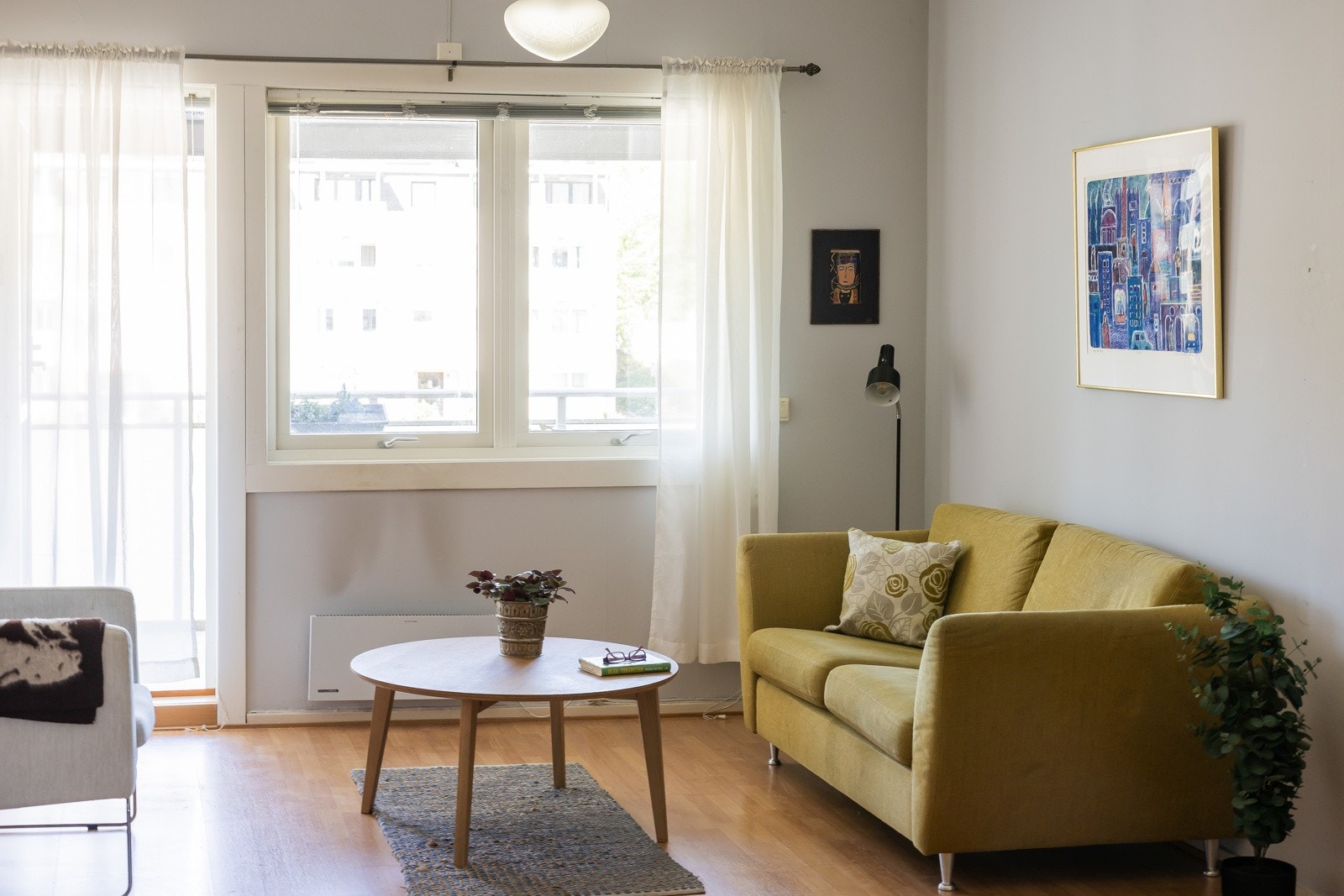 Det er fine møbleringsmuligheter for sofagruppe, tv-møblement mm. Galleribilde