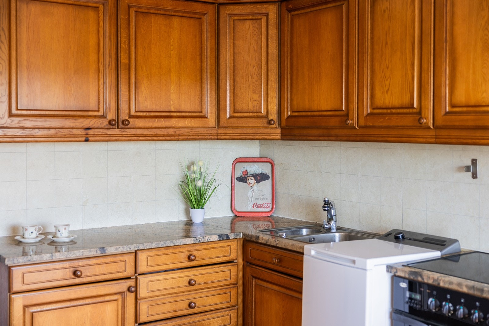 Eldre kjøkkeninnredning med mye skap og benkeplass. Galleribilde