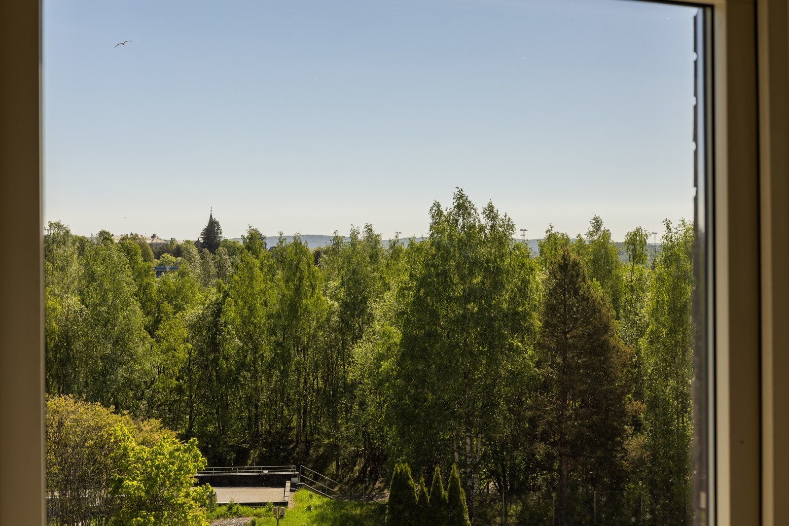 Fra leiligheten er det utsyn mot flotte og pent opparbeidede fellesområder. Galleribilde