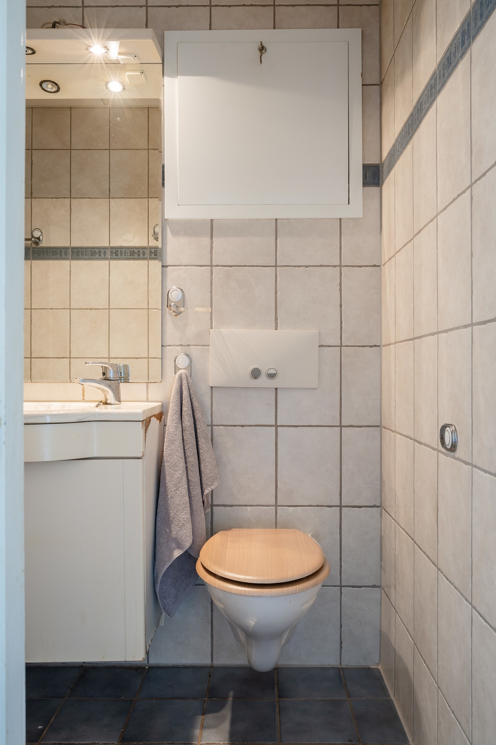 Baderomsinnredningen er bestående av servant med underskap, speil med overlys, vegghengt klosett, dusjhjørne med glassfelt. Galleribilde