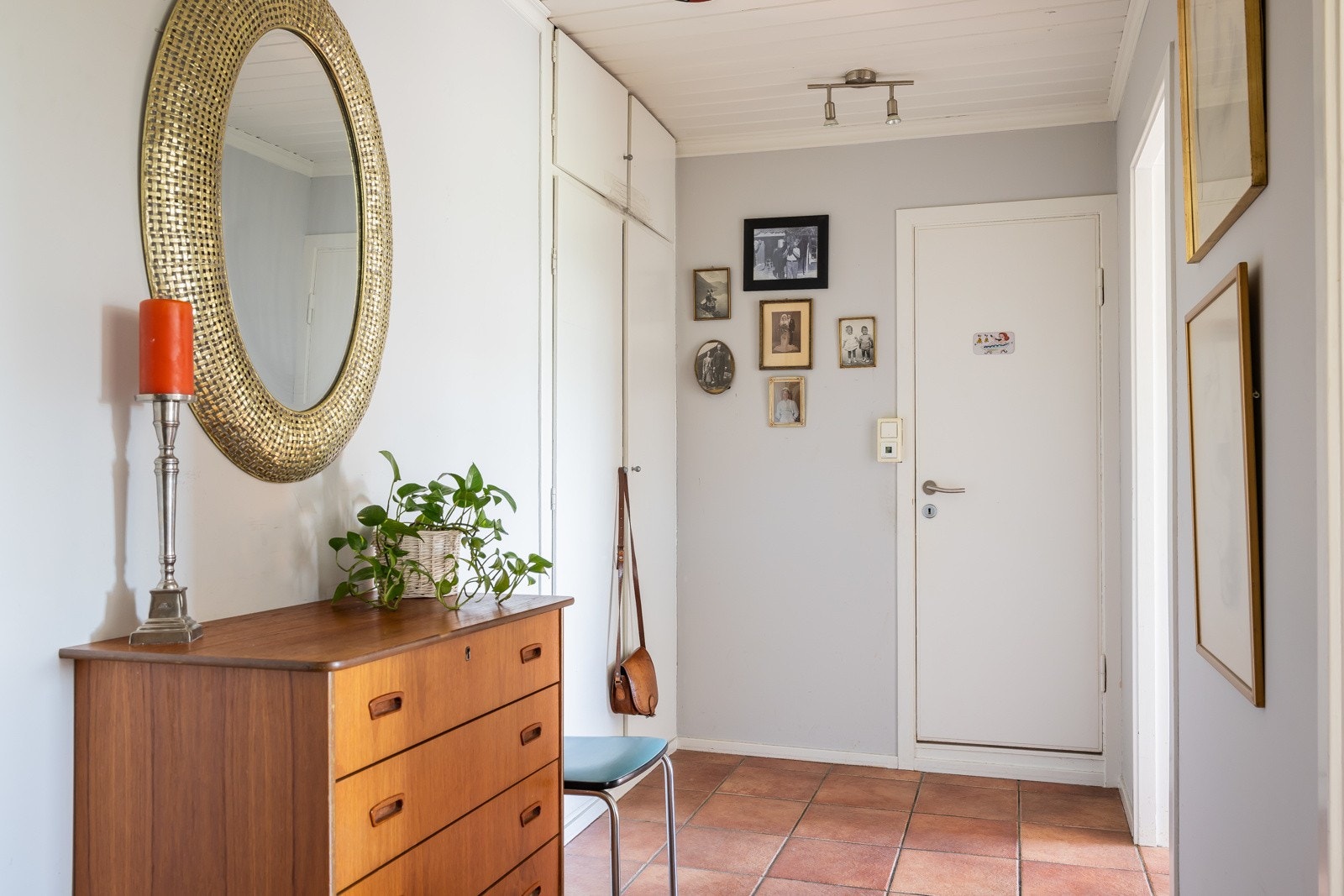 Flislagt entre med plass for kommoder og oppbevaring av yttertøt og sko. Galleribilde