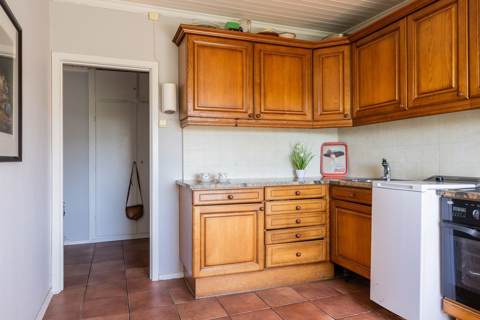 Inntegrerte hvitevarer som koketopp, stekeovn, frittstående kjøl/- fryseskap og vaskemaskin. Galleribilde