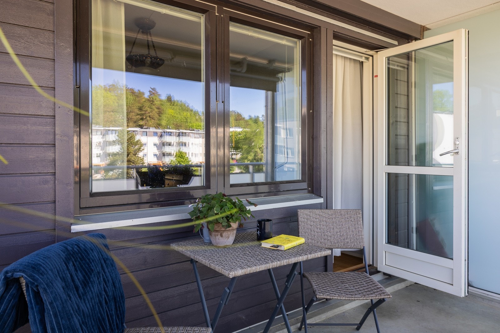 Utgang fra stue til vestvendt balkong på ca 7 m², Galleribilde