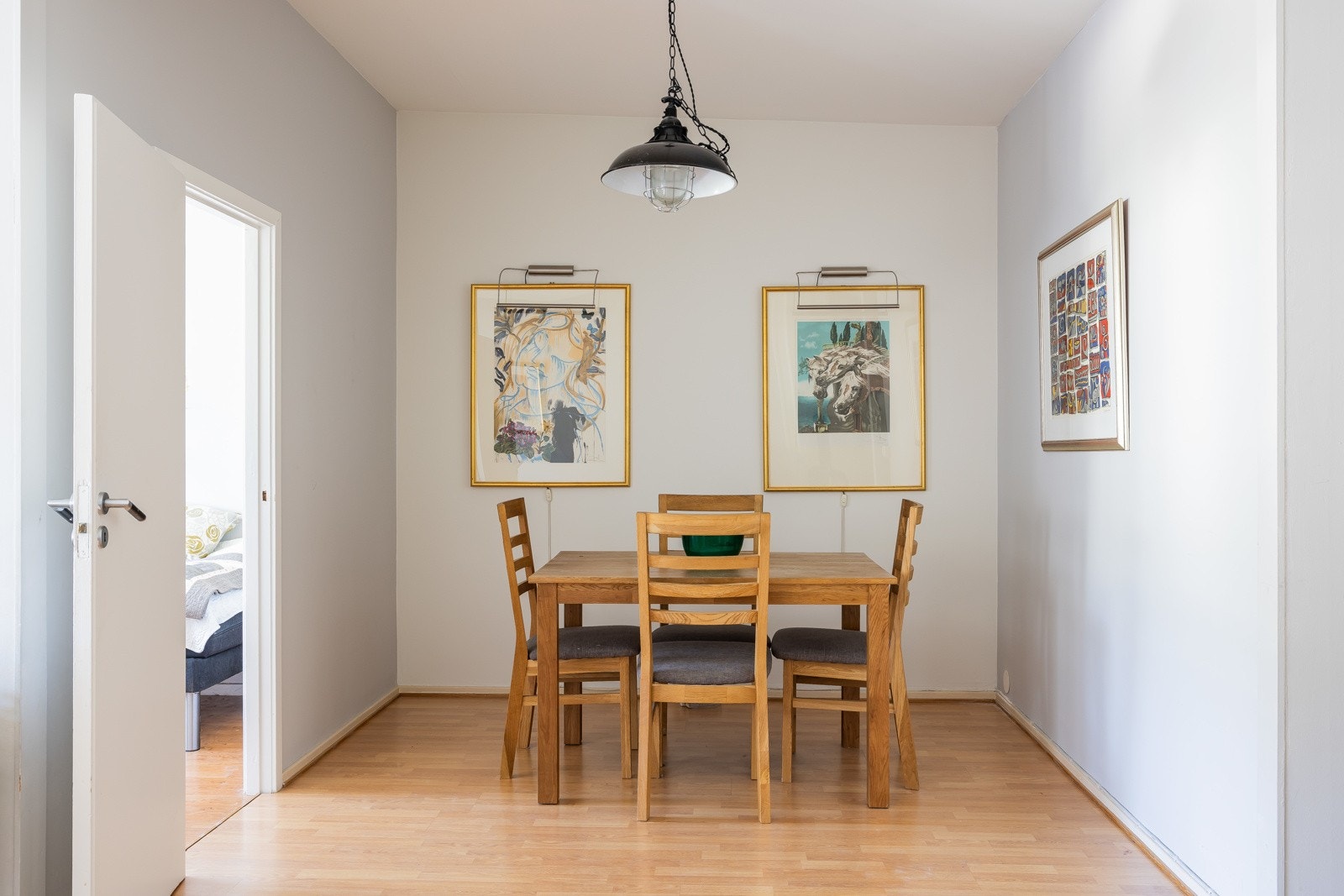 Spiseplass i stuen. Galleribilde