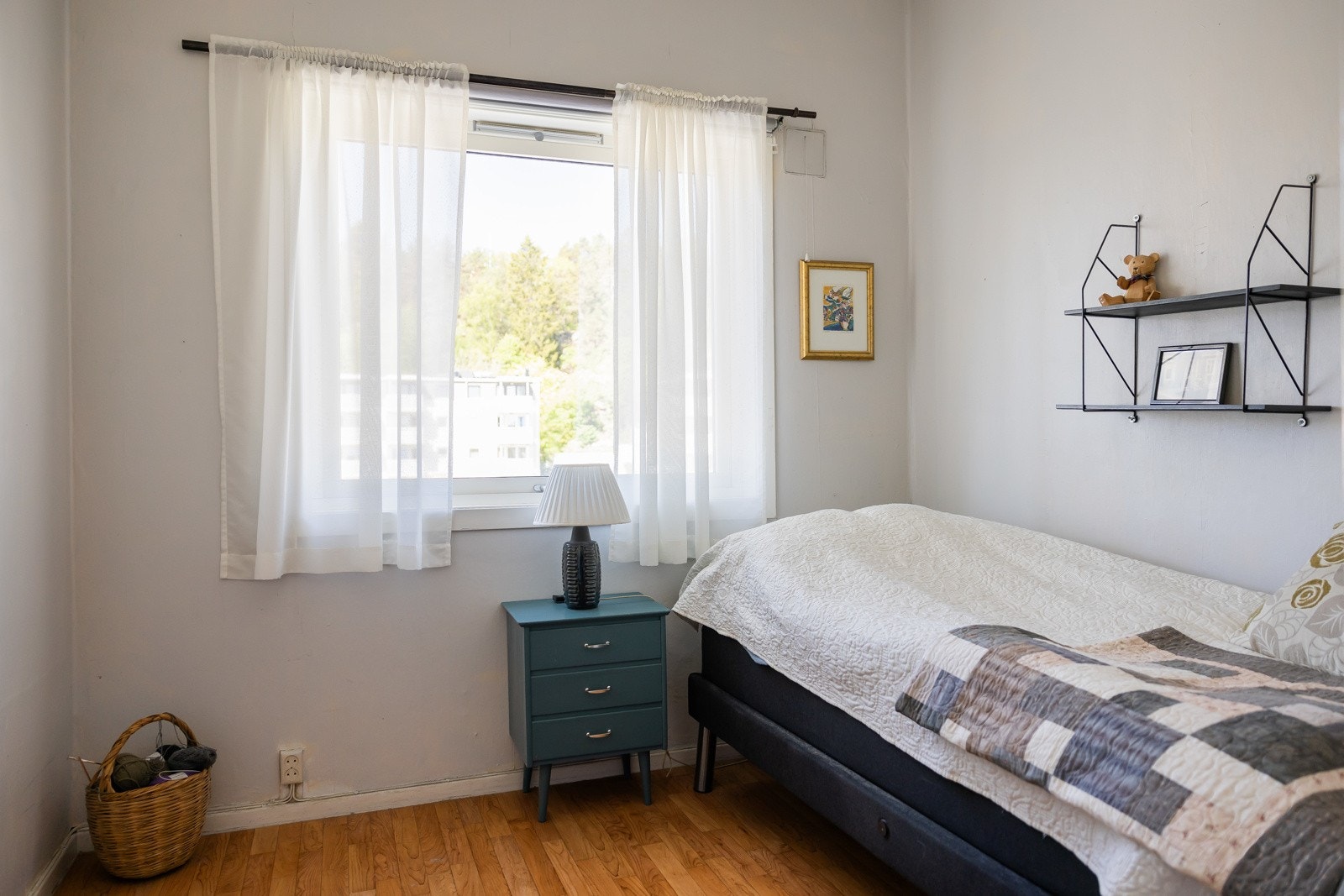 Leiligheten har 2 gode soverom. Dette er det støret og har fin plass til dobbeltseng. Galleribilde