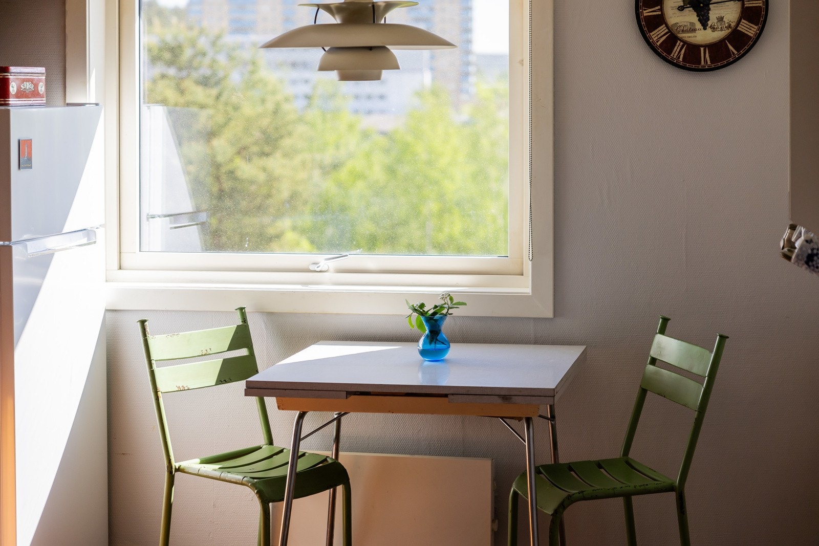Spiseplass ved vindu gjør rommet ekstra hyggelig. Galleribilde