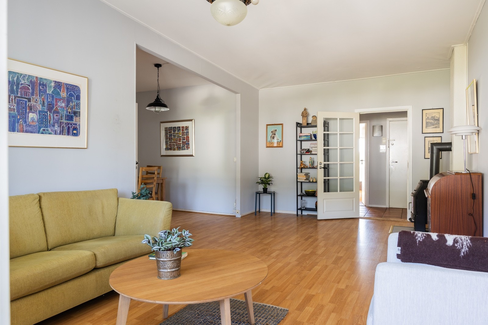 Leiligheten er lys og gjennomgående. Galleribilde