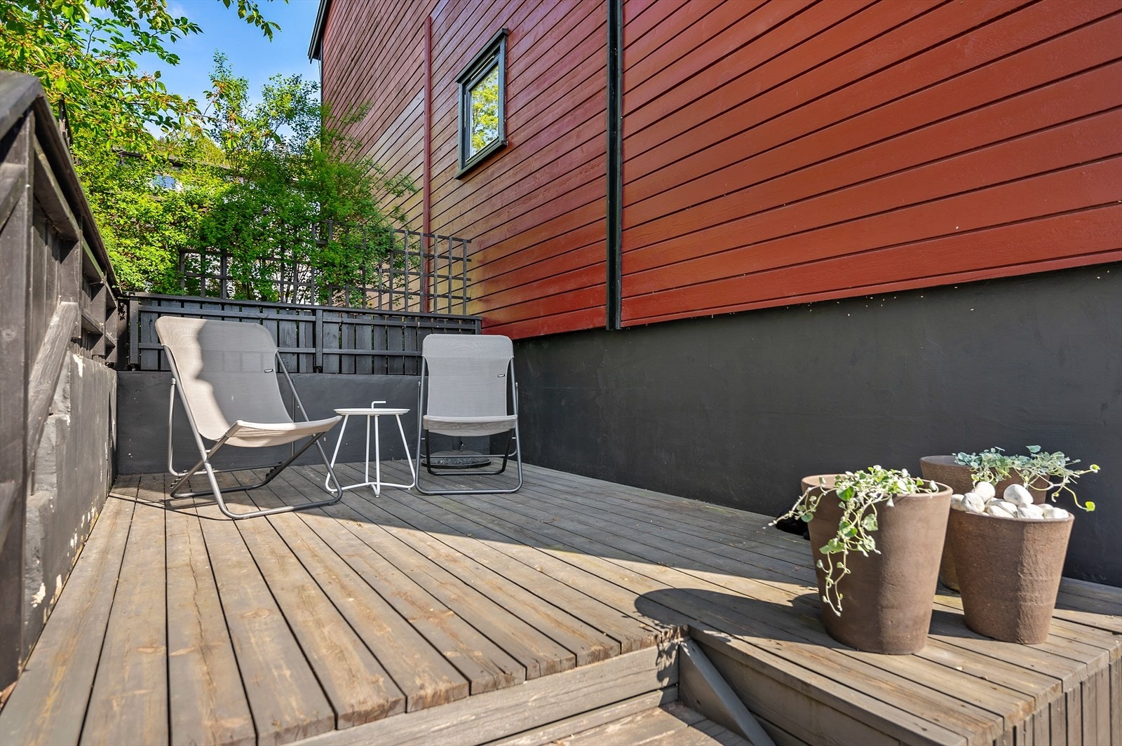 Her er det også plass til trivelige utemøbler. Galleribilde