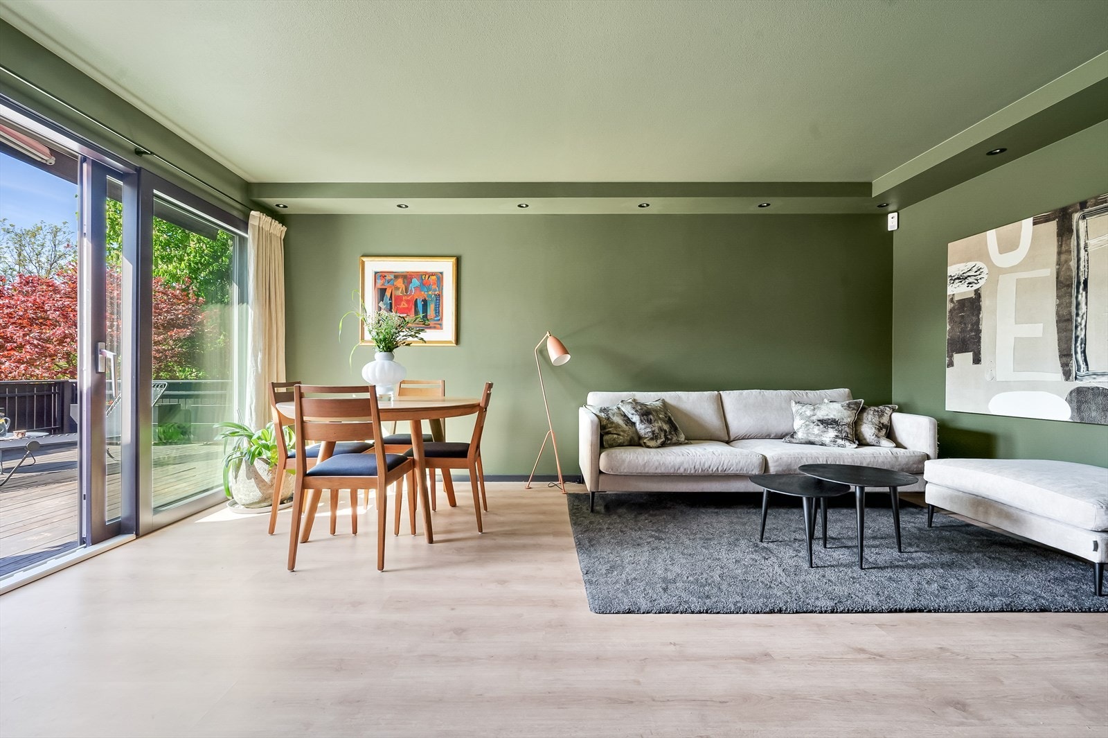 Videre kommer du inn i en lys og luftig stue malt i en tidsriktig fargetone og med downlights fra 2022 i himling. Galleribilde