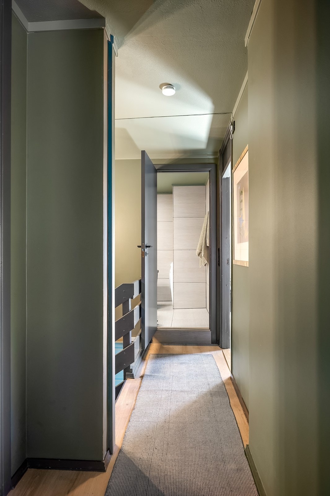 Herfra er det adkomst til begge soverommene, badet og omkledningsrommet (opprinnelig en bod). Galleribilde