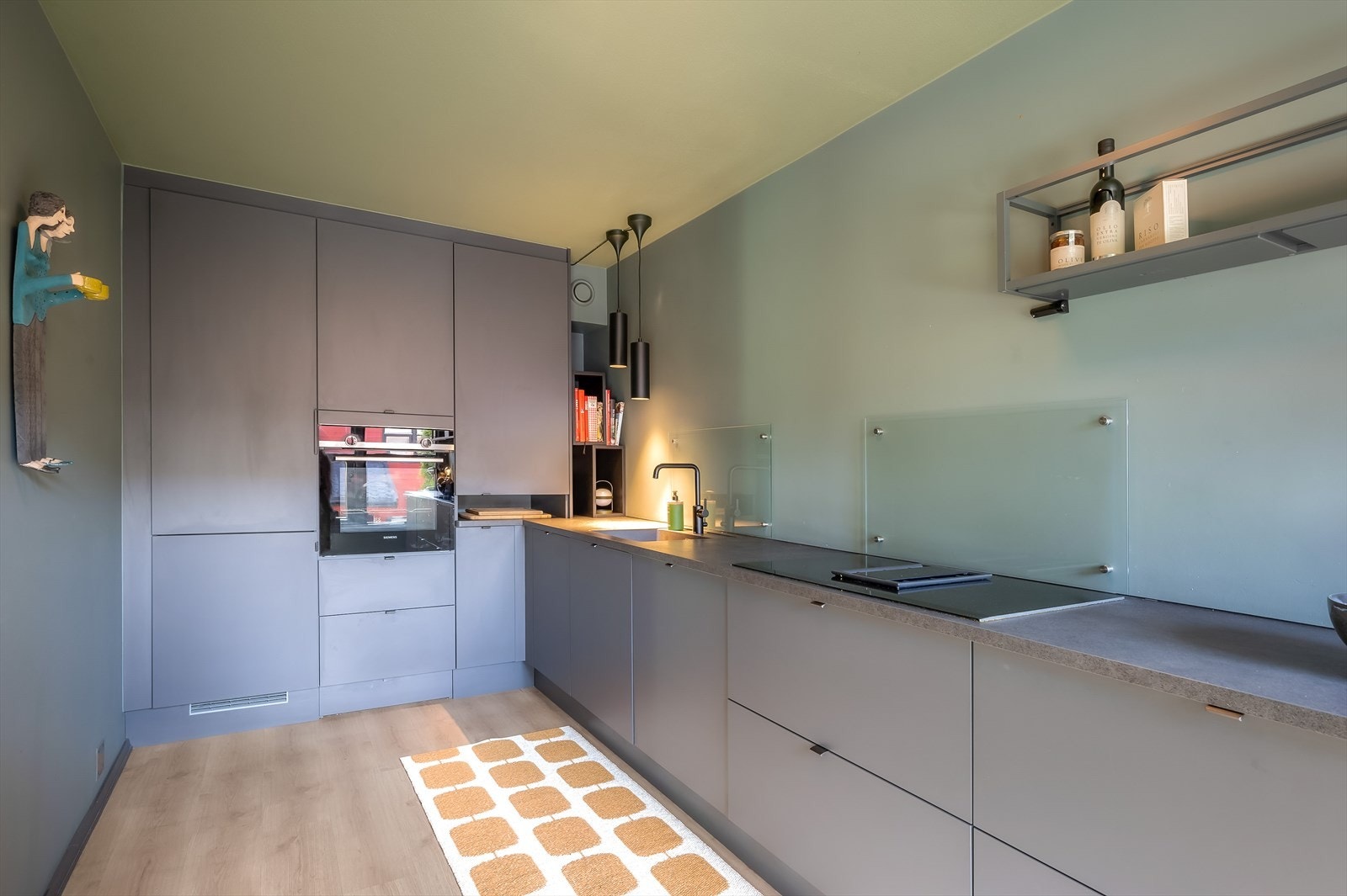 Det er integrerte hvitevarer som platetopp, stekeovn, oppvaskmaskin og kjøle-/fryseskap. Ved platetopp er det kjøkkenventilator med kullfilter. Galleribilde