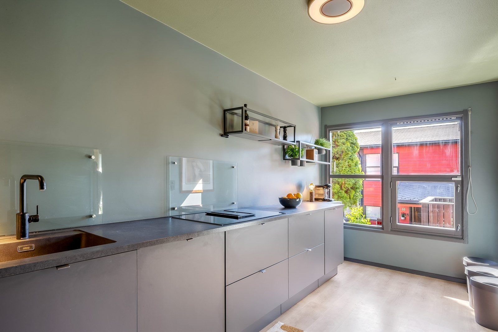 Lekkert og moderne separat kjøkken fra 2019 med mye skap- og benkeplass. Galleribilde