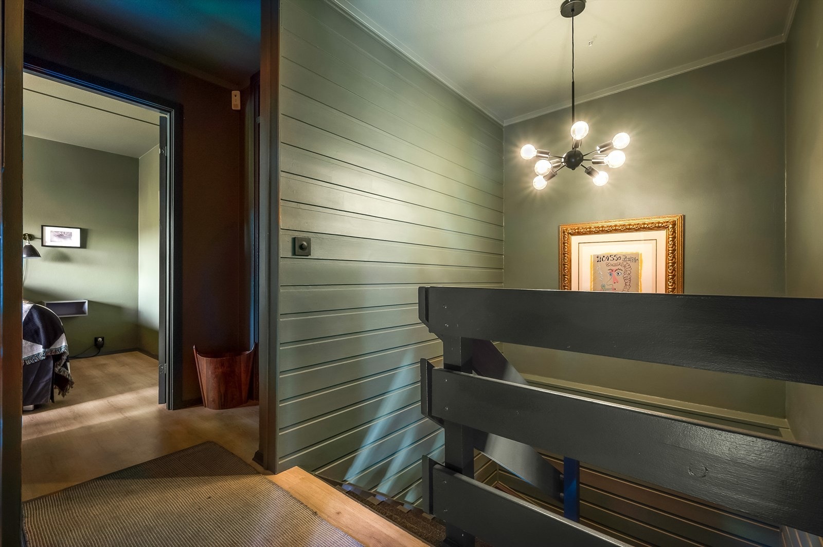 Trappene tar deg videre opp til gangen i overetasjen. Galleribilde