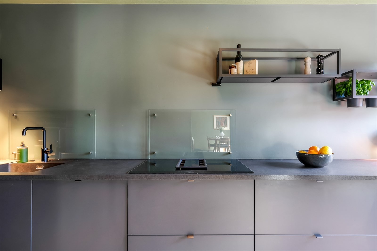 Kjøkkeninnredning med glatte fronter og laminat benkeplate med oppvaskkum i kompositt. Eier opplyser at krana på kjøkkenet er ny fra 2021. Galleribilde