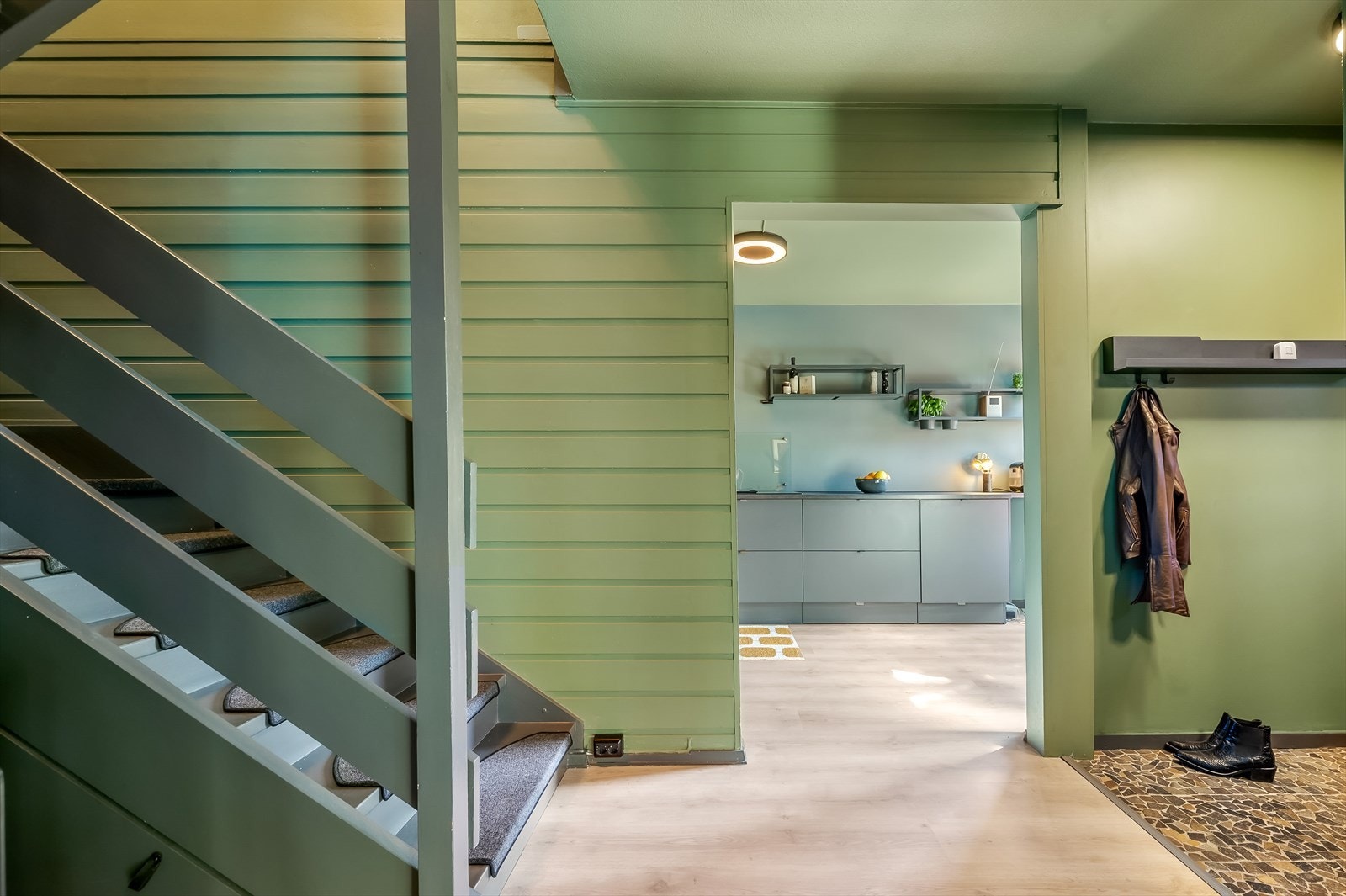 Fra entréen kommer du også inn til kjøkkenet. Galleribilde