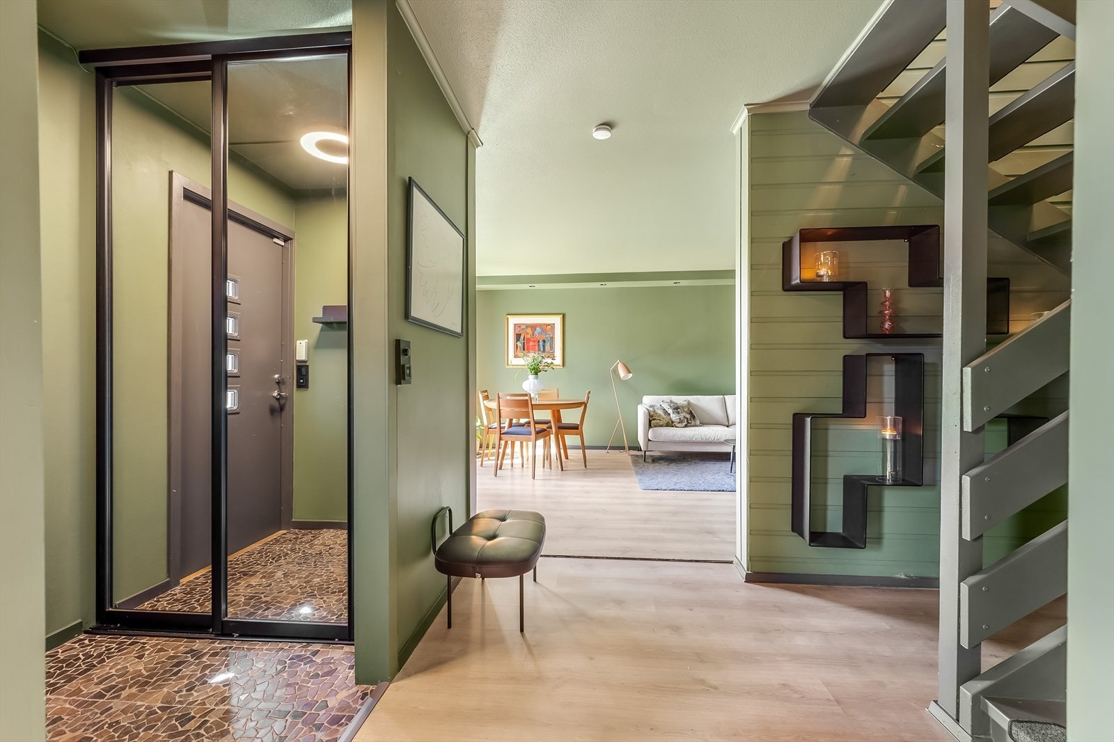 Entréen har en praktisk speilskyvedørgarderobe. Galleribilde