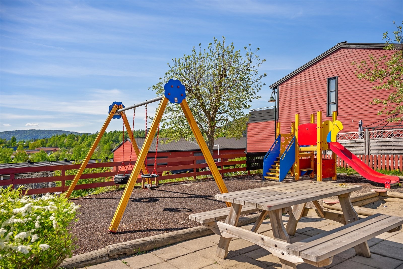 Kort vei til skoler, barnehager, flotte turområder, kjøpesenter og T-bane. Galleribilde