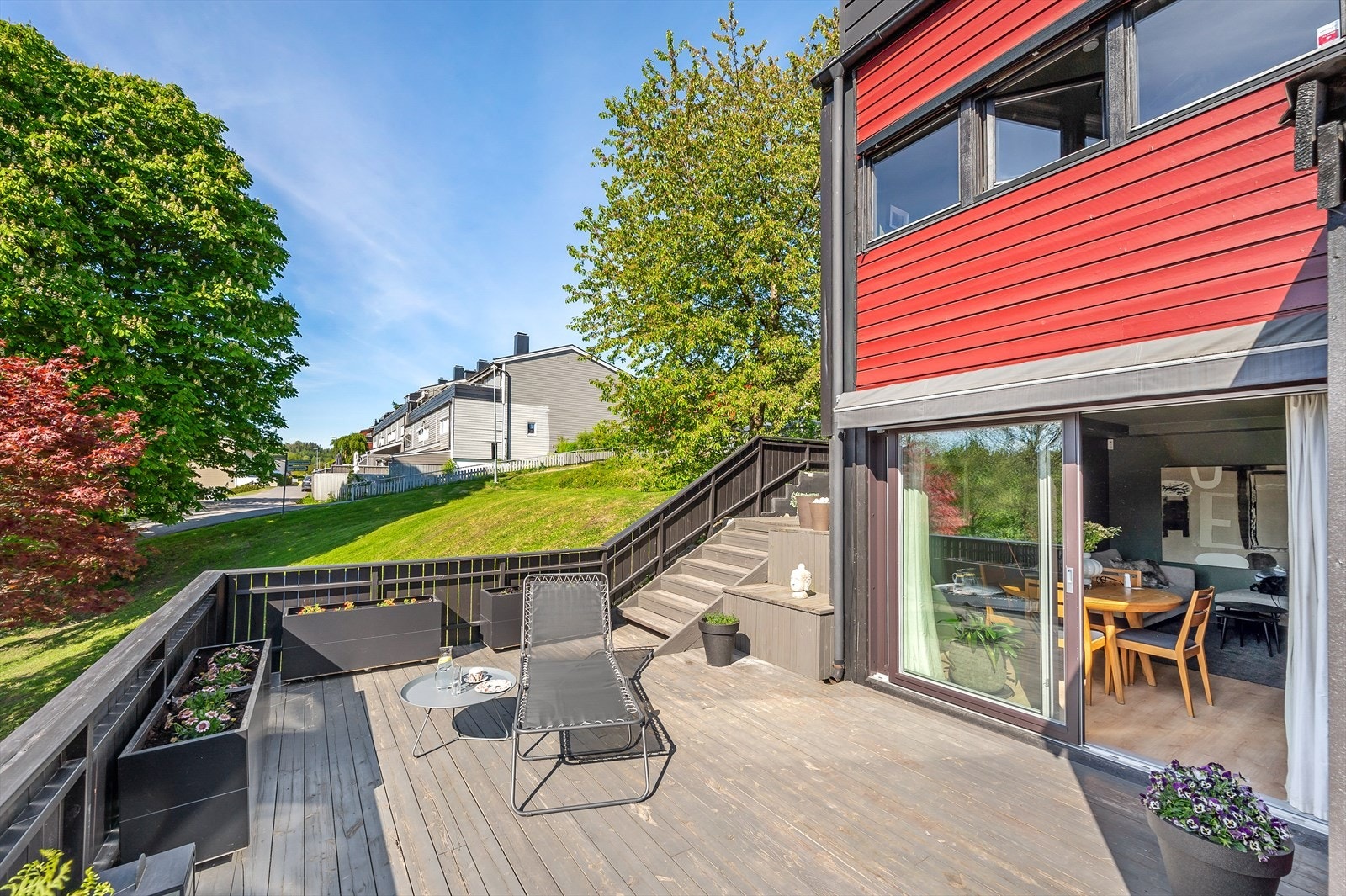 Terrassen har gode solforhold og her er det god plass til trivelige utemøbler i flere soner. Galleribilde