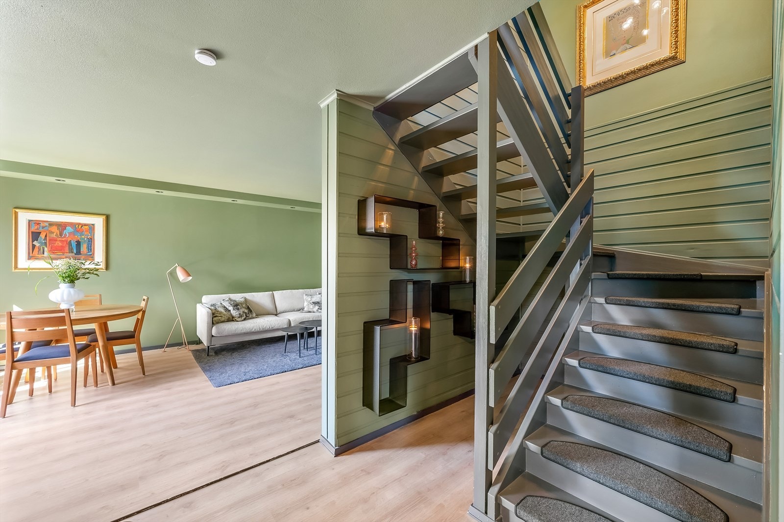 Herfra går det trapper opp til overetasjen, og det er plass til oppbevaring under trappen. Galleribilde