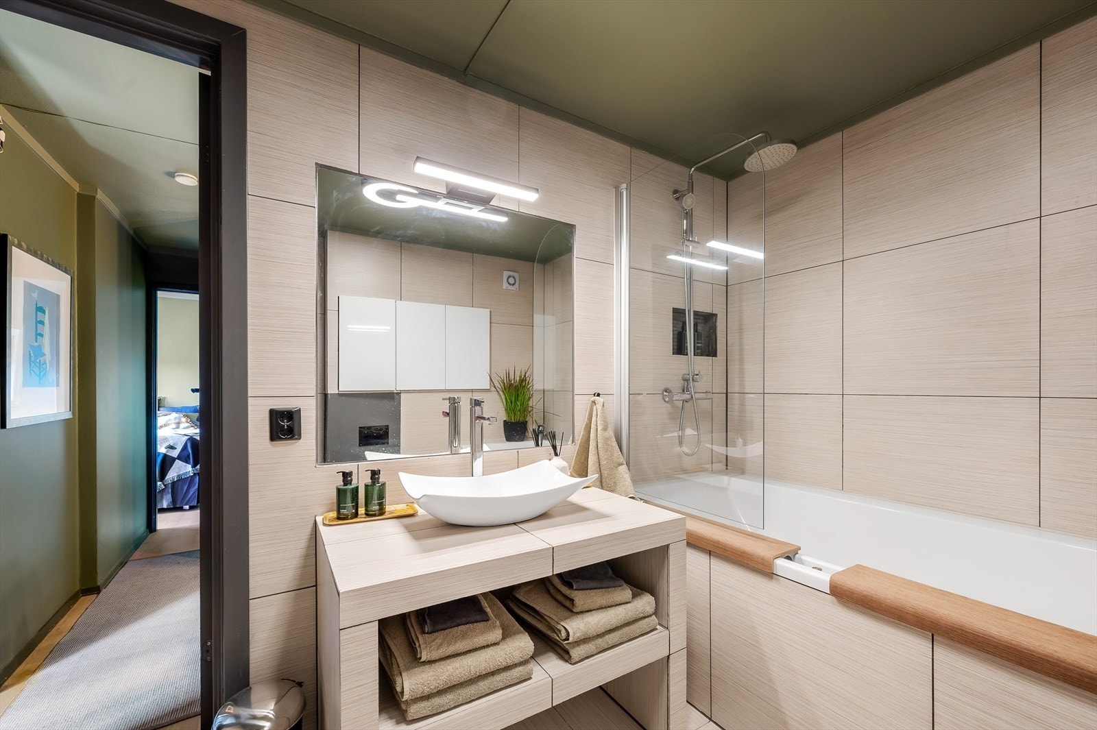 Delikat flislagt bad med varmekabler i gulv totalrenovert i 2008 i følge tidligere salgsoppgaver. Galleribilde