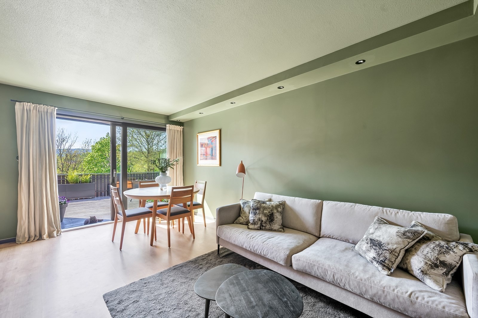 Fra stuen er det utgang til en herlig terrasse på hele 45 m². Galleribilde