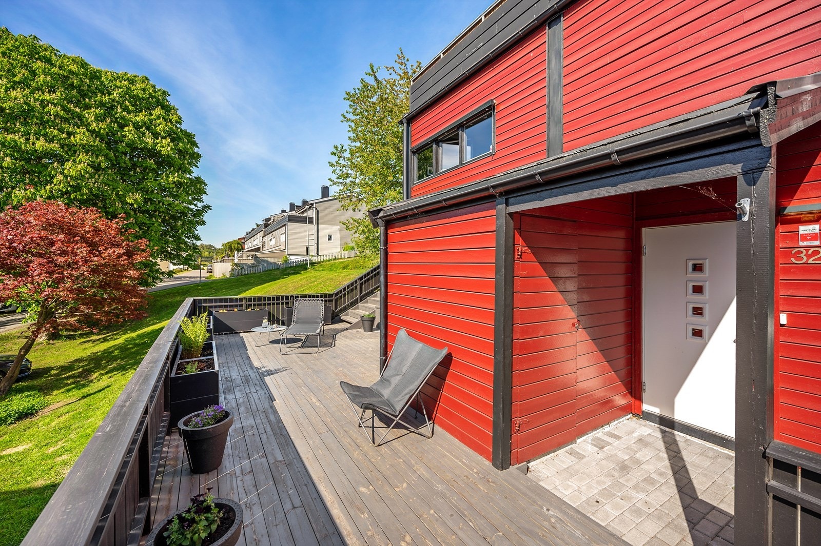 En familievennlig og pen 3-roms rekkehusleilighet over to plan med en stor terrasse. Galleribilde