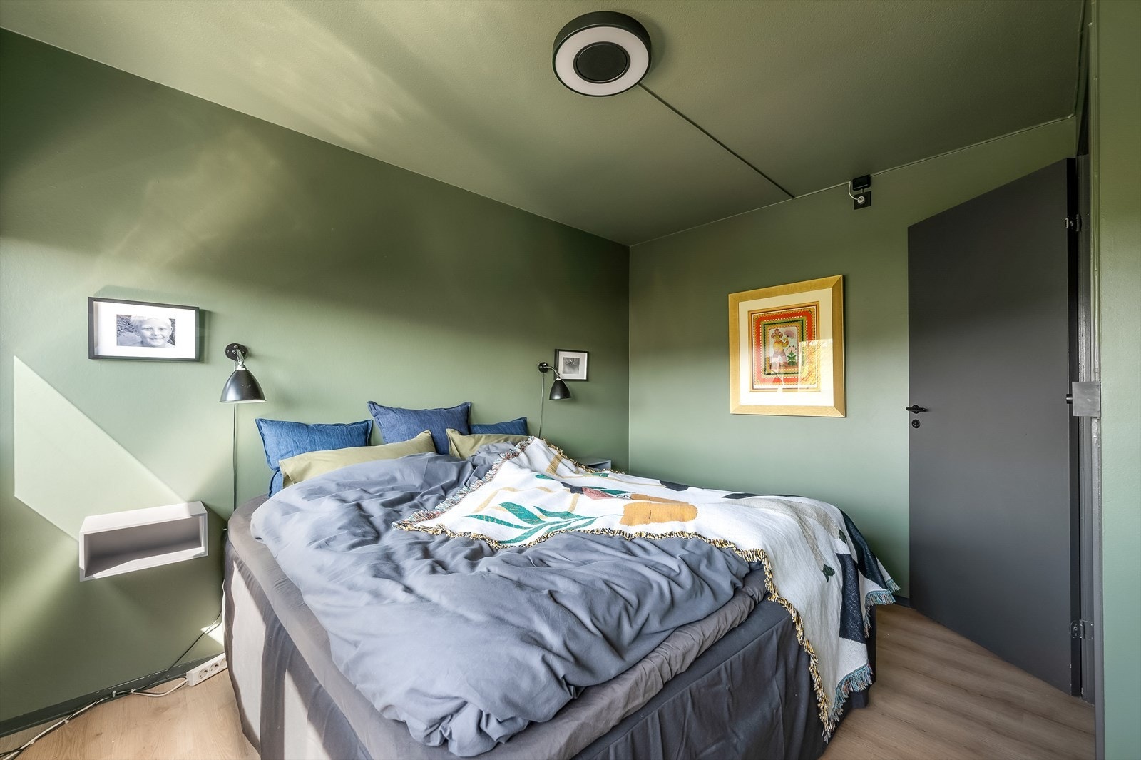 Hovedsoverommet er romslig og med god plass til dobbeltseng og tilhørende nattbord. Galleribilde