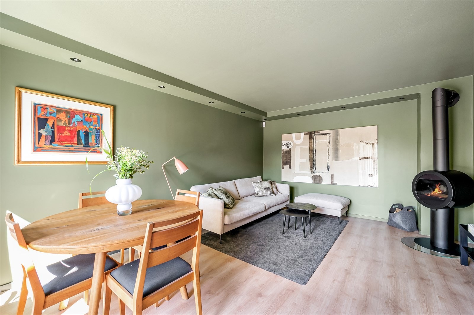 Stuen er enkel å innrede med plass til sofakrok, mediemøblement, spisegruppe og øvrige møbler. Galleribilde