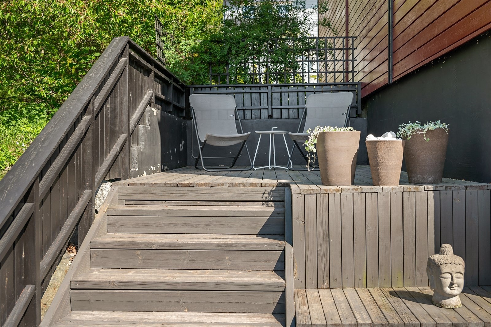 Det gjøres oppmerksom på at deler av terrassen ved gavlveggen er utvidet uten byggemelding og godkjenning fra kommunen. Terrassen går også litt på utsiden av tomtegrensen. Galleribilde