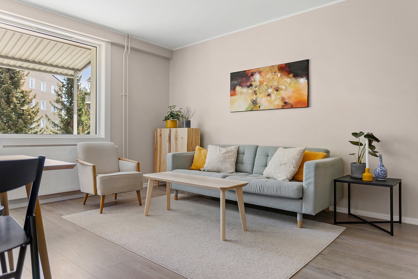Det er god plass til stor sofagruppe. Galleribilde