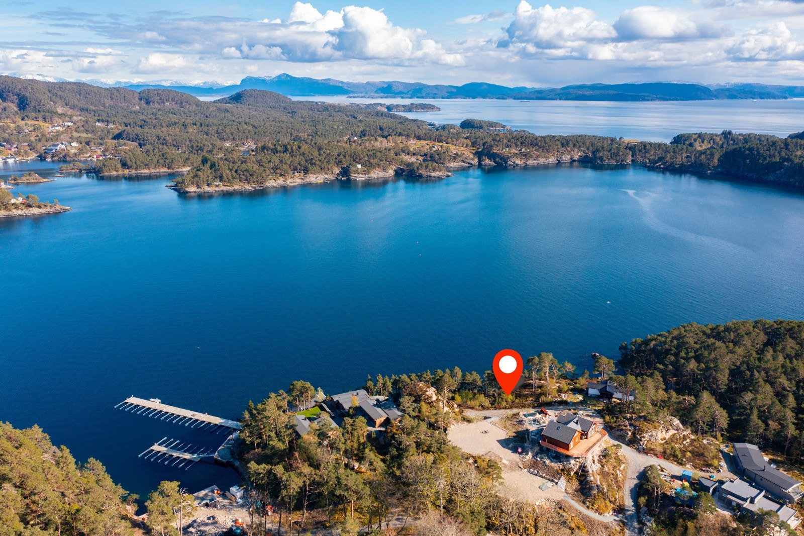 Tomten ligger sørvendt med utsikt mot Forstrøno Galleribilde