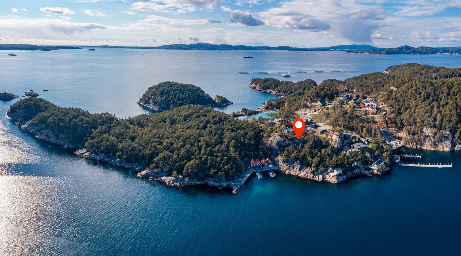 Det er kun få minutter i båt til Vedholmen landhandel Galleribilde