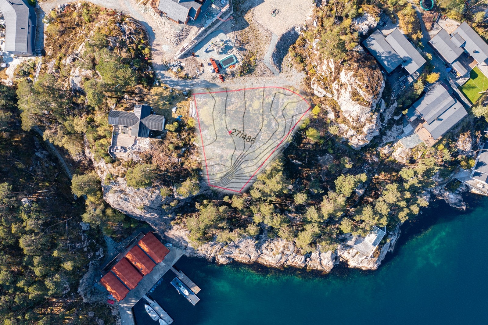 Det er naturlig å plassere hytten på den flate delen av tomten for mindre grunnarbeid Galleribilde