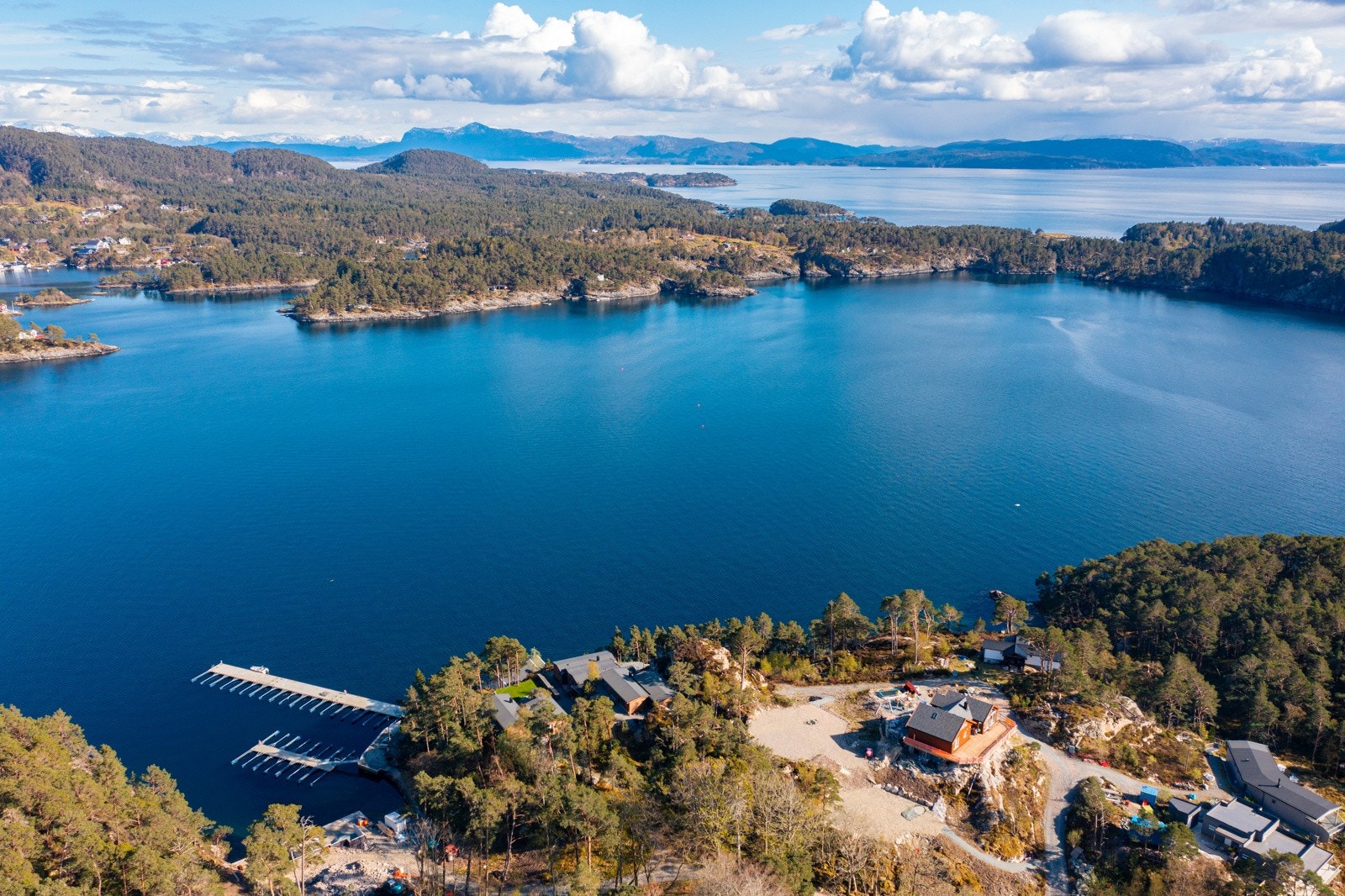 Det medfølger båtplasser i felles marina på landsiden, og like nedi bakken Galleribilde