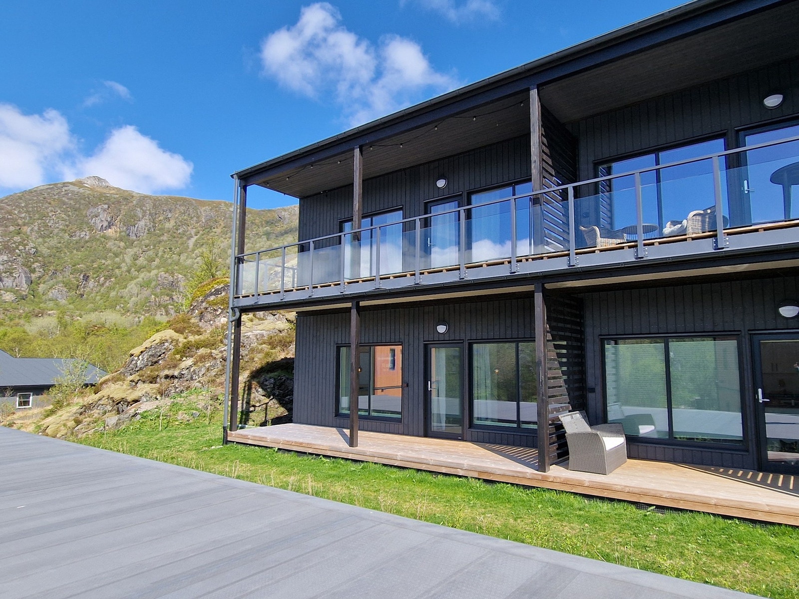 Velkommen til Sildvika 5 A, leiligheten ligger til venstre i 1. etasje. Foto: EFKT. Galleribilde