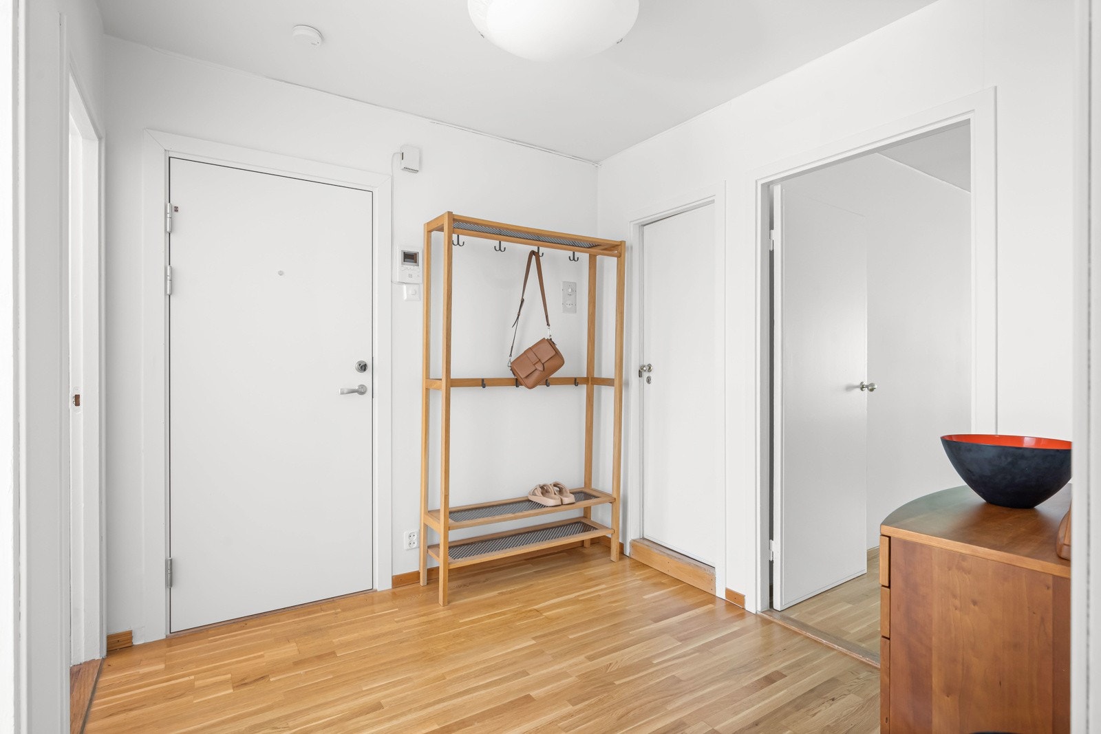 Entréen er romslig med plass til å innrede med ulike oppbevaringsløsninger for yttertøy og sko. Herfra har du enkel adkomst til de resterende rommene i boligen Galleribilde