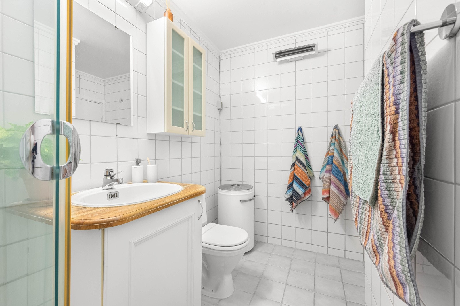 Videre har badet gulvstående toalett og dusjkabinett med skyvedør i glass. Himlingen på bad ble malt i 2024. Badet har også opplegg for vaskemaskin Galleribilde
