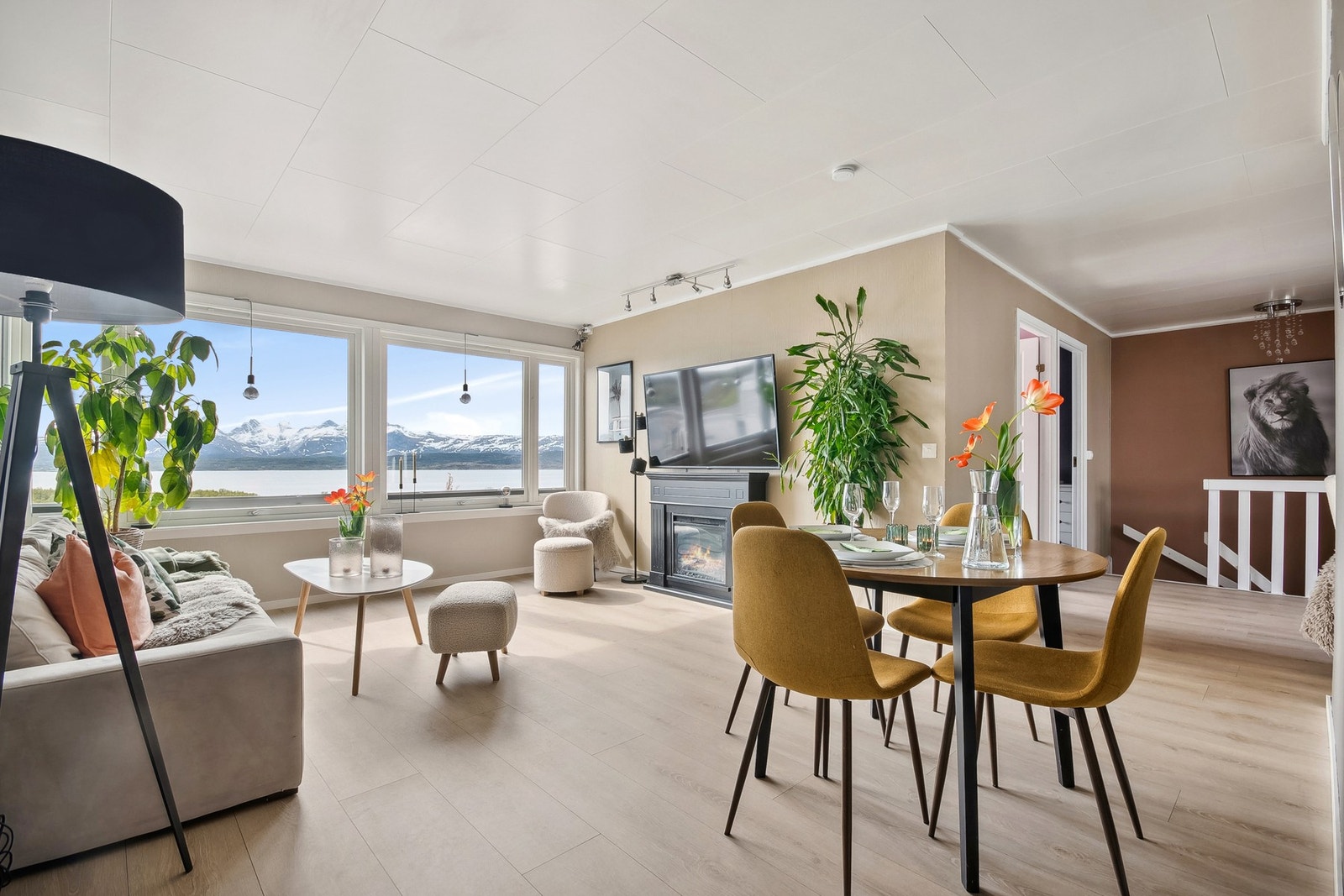 Stuen har god plass til flere sittegrupper. Galleribilde