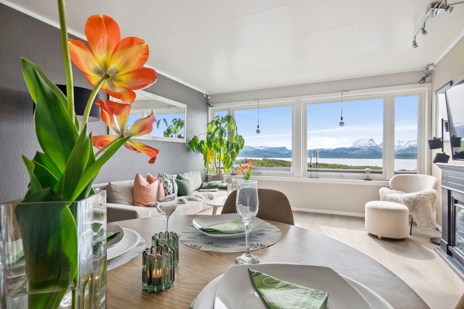 Stue med nydelig utsikt over Børvasstindene og Saltenfjorden. Galleribilde