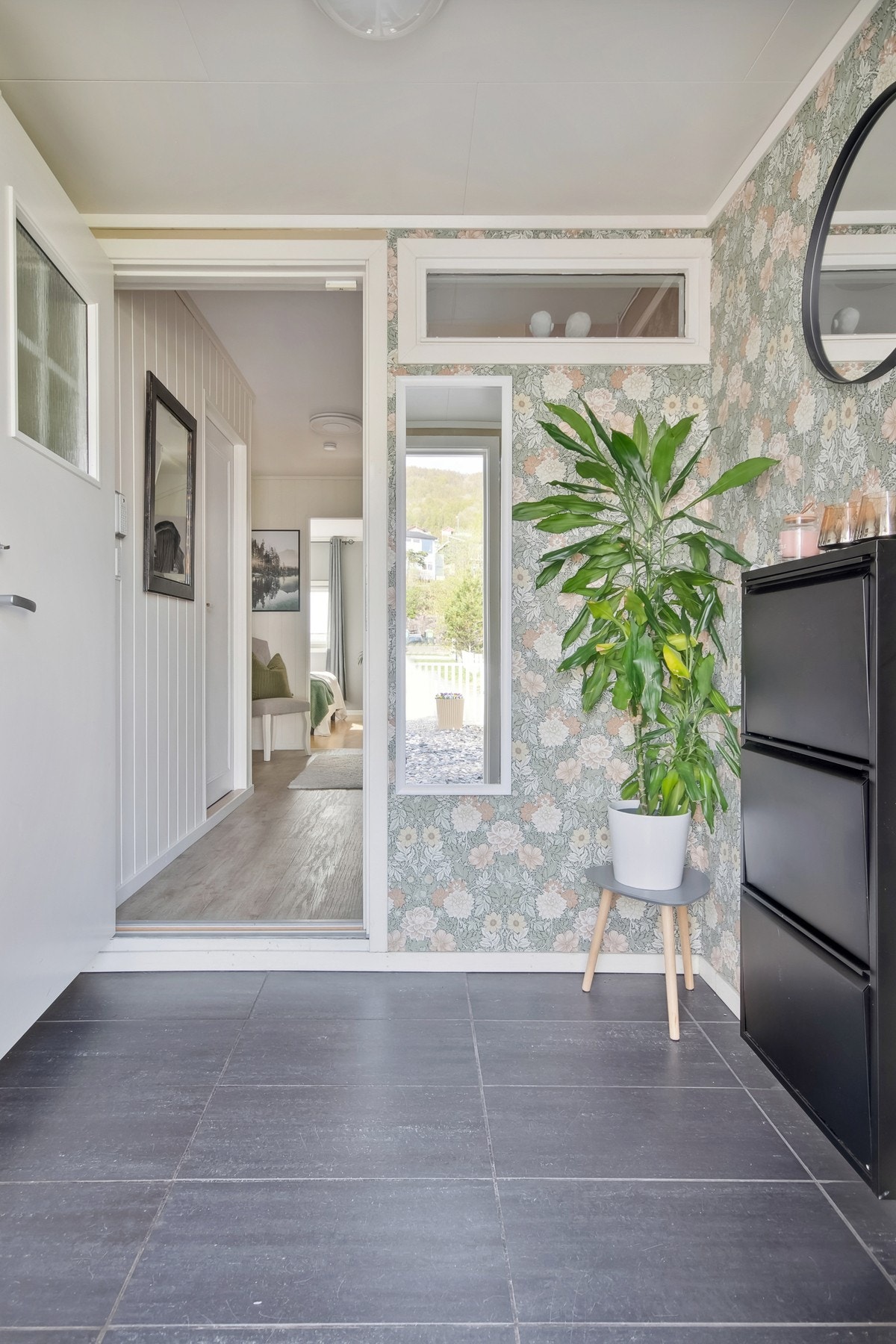 Velkommen inn! Ved inngangen er det er god plass til å henge fra seg diverse yttertøy og sette fra seg sko. Galleribilde