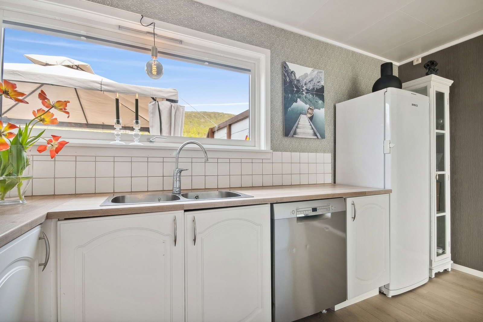 Det er plass til kjøleskap, oppvaskmaskin og komfyr. Galleribilde