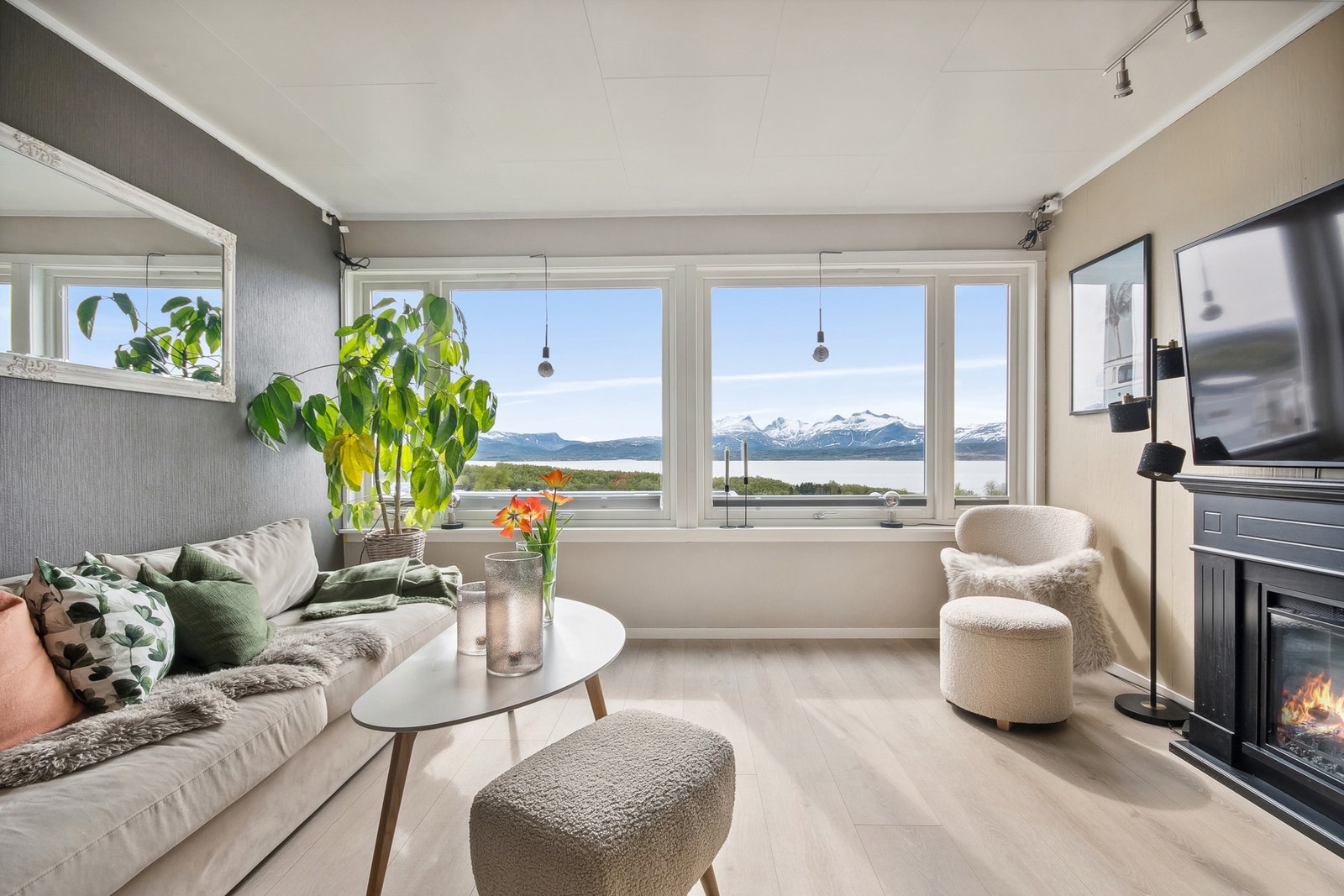 Fra stuen kan du nyte denne fine panoramautsikten. Galleribilde