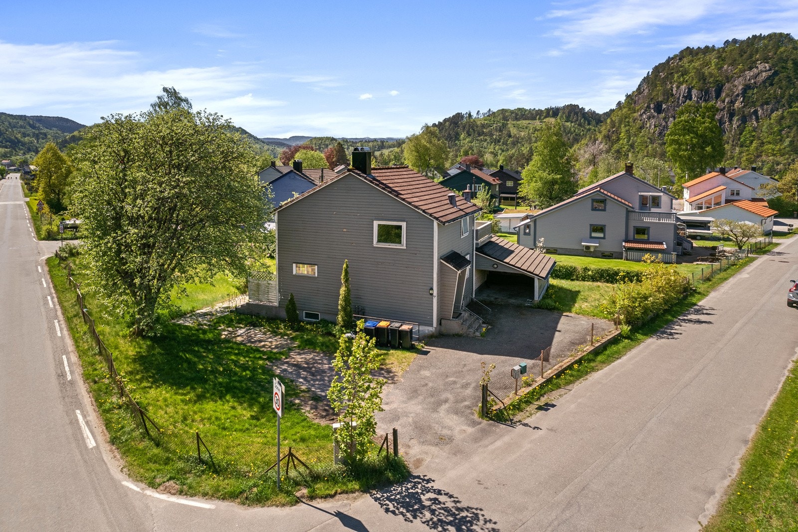 Boligen ligger idyllisk til i etablert nabolag. Galleribilde