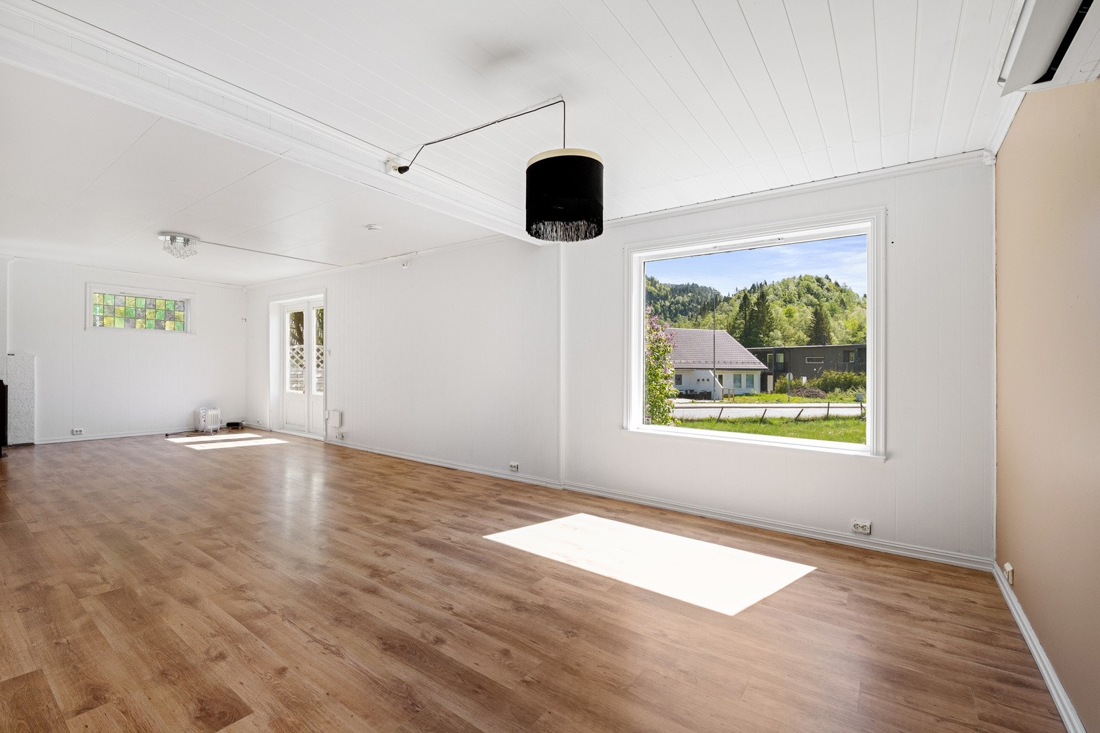 Stuen har god plass, og kan fint deles inn i soner. Galleribilde